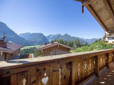 Ein allgemeiner Bergblick oder ein Berglick von des Chalets aus