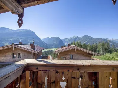 Ein allgemeiner Bergblick oder ein Berglick von des Chalets aus