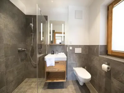 Ein Badezimmer in der Unterkunft Chalet near Slopes, Sleeps 6