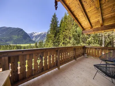 Ein allgemeiner Bergblick oder ein Berglick von des Chalets aus