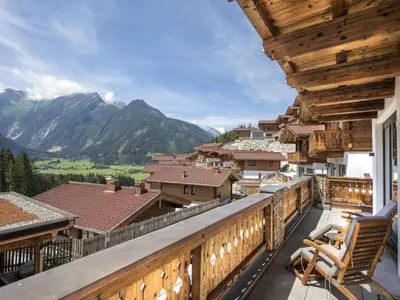 Ein allgemeiner Bergblick oder ein Berglick von des Chalets aus