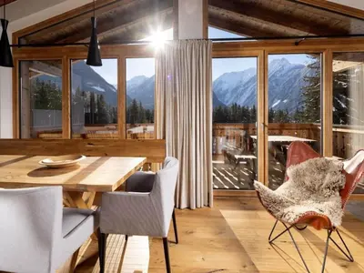 Ein allgemeiner Bergblick oder ein Berglick von des Chalets aus