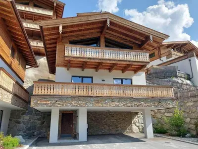 Ein Balkon oder eine Terrasse in der Unterkunft Chalet near Ski Lift with Garden