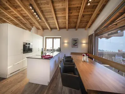 Küche/Küchenzeile in der Unterkunft Luxury Chalet with Ski Access