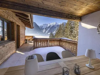 Ein allgemeiner Bergblick oder ein Berglick von des Chalets aus