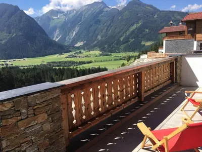 Ein allgemeiner Bergblick oder ein Berglick von des Chalets aus