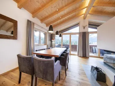 Ein Sitzbereich in der Unterkunft Stylish Alpine Chalet with Carport