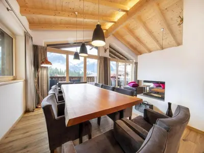 Ein Sitzbereich in der Unterkunft Stylish Alpine Chalet with Carport