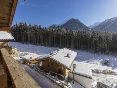 Ein allgemeiner Bergblick oder ein Berglick von des Chalets aus