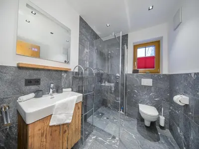Ein Badezimmer in der Unterkunft Chalet with shared swimming pool