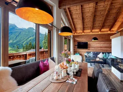 Ein allgemeiner Bergblick oder ein Berglick von des Chalets aus