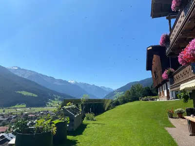 Ein allgemeiner Bergblick oder ein Berglick von der Ferienwohnung aus