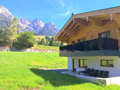 Ein allgemeiner Bergblick oder ein Berglick von der Ferienwohnung aus