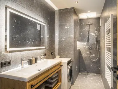 Ein Badezimmer in der Unterkunft Apartment Waidmannsheil - 67qm by Interhome