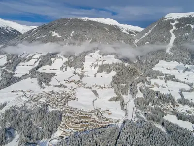 Ein allgemeiner Bergblick oder ein Berglick von des Chalets aus
