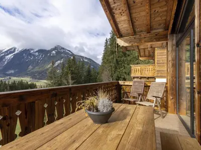 Ein allgemeiner Bergblick oder ein Berglick von des Chalets aus