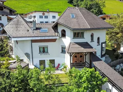 Das Gebäude in dem sich das Ferienhaus befindet