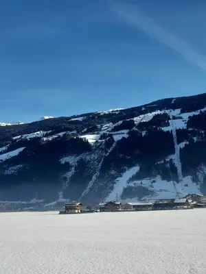 Ein allgemeiner Bergblick oder ein Berglick von der Ferienwohnung aus