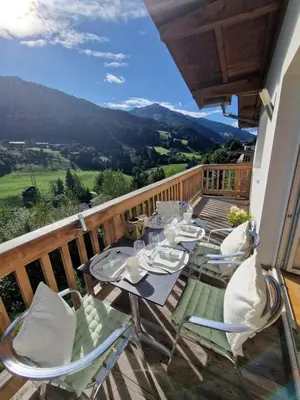 Ein allgemeiner Bergblick oder ein Berglick von des Ferienhauses aus