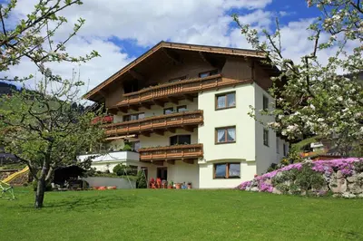 Ein Garten an der Unterkunft Landhaus KitzAlp (Alpenheim)