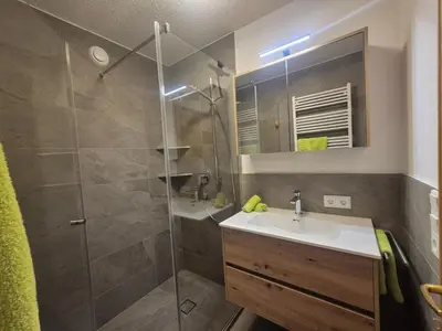 Ein Badezimmer in der Unterkunft Landhaus KitzAlp (Alpenheim)