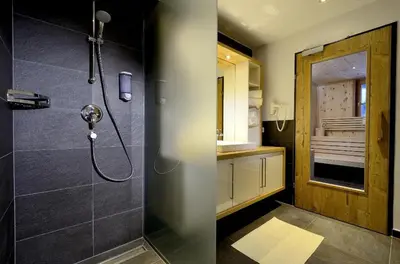 Ein Badezimmer in der Unterkunft Bachgut, das Resort am Berg - Stammhaus Sommer
