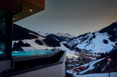 Ein allgemeiner Bergblick oder ein Berglick von des Ferienhauses aus