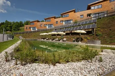 Das Gebäude in dem sich das Ferienhaus befindet