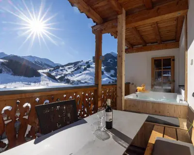 Ein allgemeiner Bergblick oder ein Berglick von des Ferienhauses aus