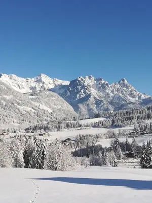Ein allgemeiner Bergblick oder ein Berglick von der Ferienwohnung aus