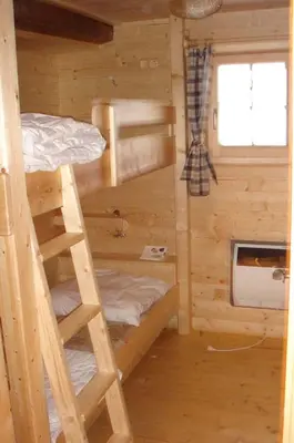 Ein Etagenbett oder Etagenbetten in einem Zimmer der Unterkunft Mahderhütte