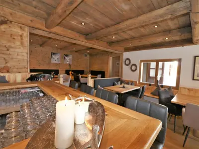 Ein Restaurant oder anderes Speiselokal in der Unterkunft Alpine pasture in the Zillertal mountains