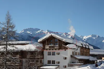 Ein allgemeiner Bergblick oder ein Berglick von des Ferienhauses aus