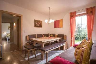 Ein Sitzbereich in der Unterkunft Ferienwohnung Fußalm