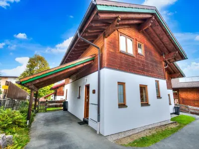 Das Gebäude in dem sich das Ferienhaus befindet