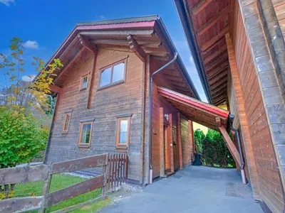 Das Gebäude in dem sich das Ferienhaus befindet
