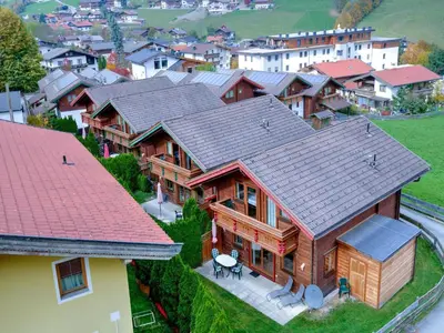Das Gebäude in dem sich das Ferienhaus befindet