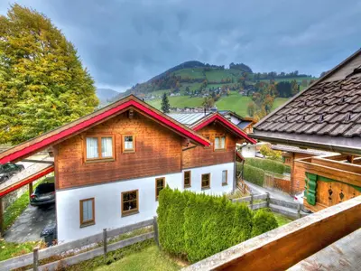 Ein allgemeiner Bergblick oder ein Berglick von des Ferienhauses aus