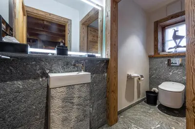 Ein Badezimmer in der Unterkunft Harmony Deluxe Chalet, Sauna & Fireplace by Belle-Stay