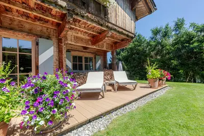 Ein Garten an der Unterkunft Harmony Deluxe Chalet, Sauna & Fireplace by Belle-Stay