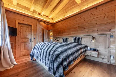 Ein Bett oder Betten in einem Zimmer der Unterkunft Harmony Deluxe Chalet, Sauna & Fireplace by Belle-Stay