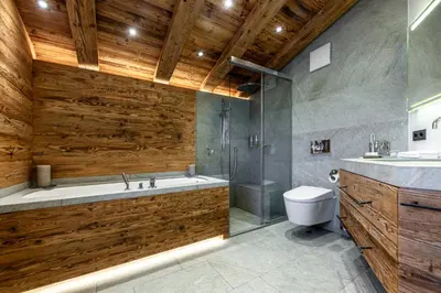 Ein Badezimmer in der Unterkunft Harmony Deluxe Chalet, Sauna & Fireplace by Belle-Stay