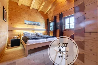Ein Bett oder Betten in einem Zimmer der Unterkunft Harmony Deluxe Chalet, Sauna & Fireplace by Belle-Stay