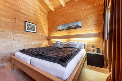 Ein Bett oder Betten in einem Zimmer der Unterkunft Harmony Deluxe Chalet, Sauna & Fireplace by Belle-Stay