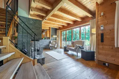 Ein Sitzbereich in der Unterkunft Harmony Deluxe Chalet, Sauna & Fireplace by Belle-Stay