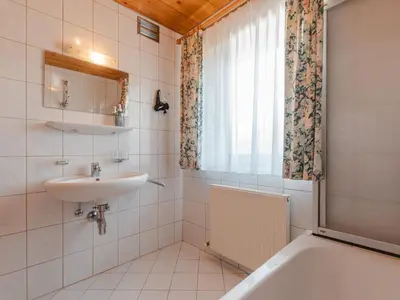 Ein Badezimmer in der Unterkunft Apartment Voithofer-6 by Interhome