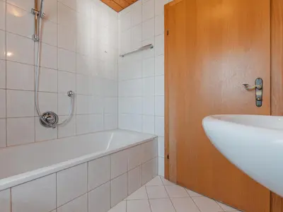 Ein Badezimmer in der Unterkunft Apartment Voithofer-6 by Interhome
