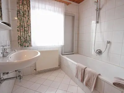 Ein Badezimmer in der Unterkunft Apartment Voithofer-6 by Interhome