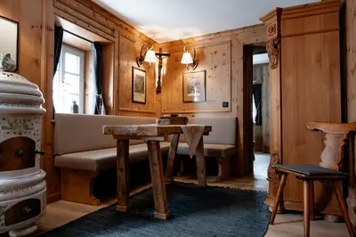 Ein Sitzbereich in der Unterkunft Löw Chalet Suite 1 in the Heart of Kitzbühel by 360 Estates