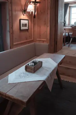 Ein Sitzbereich in der Unterkunft Löw Chalet Suite 1 in the Heart of Kitzbühel by 360 Estates